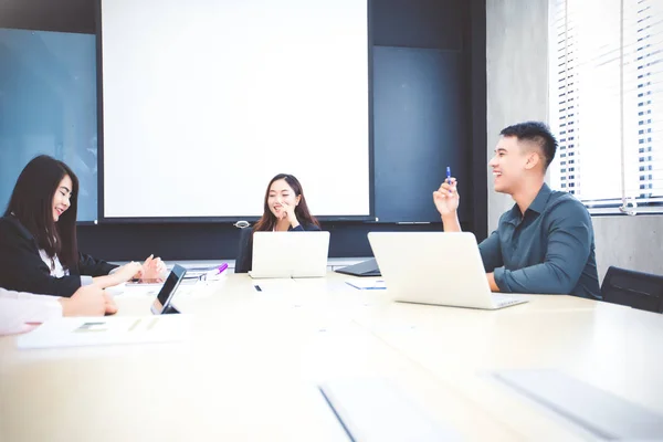Empresários asiáticos e grupo usando notebook para reunião e busin — Fotografia de Stock