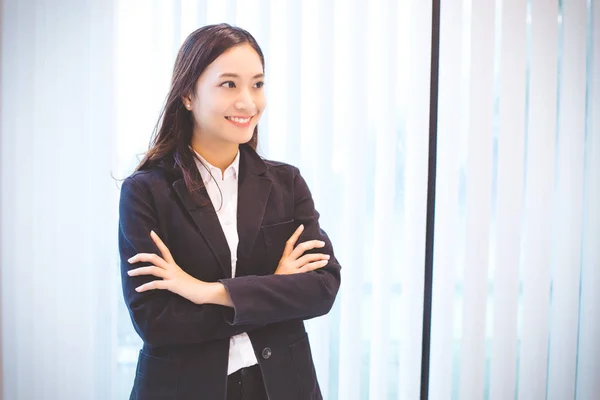 Asiatique femmes d'affaires souriant heureux pour travailler — Photo