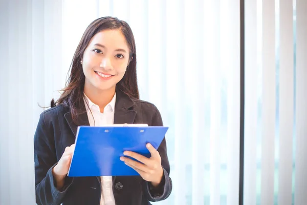 Asiático mulheres de negócios sorrindo feliz por trabalhar — Fotografia de Stock
