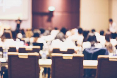 Çalışanların seminer bulanık arka plan ve çay de-odak