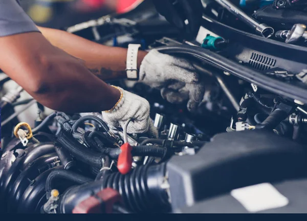 Manos del mecánico de automóviles reparando el coche. Enfoque selectivo . — Foto de Stock