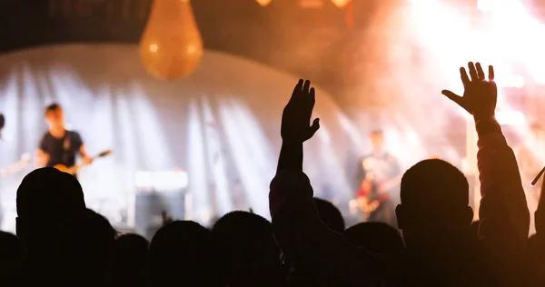 Silhouettes de la foule de concerts à l'arrière vue de la foule du festival rais — Photo