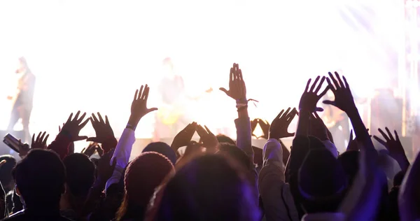 Siluetter av konsert publiken på baksida av festival publiken rais — Stockfoto