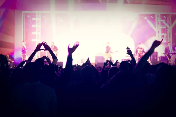 Silhouetten von Konzertbesuchern auf der Rückseite von Festival Crowd Rais — Stockfoto