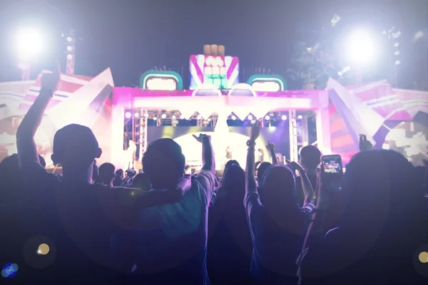 Silhouettes de la foule de concerts à l'arrière vue de la foule du festival rais — Photo