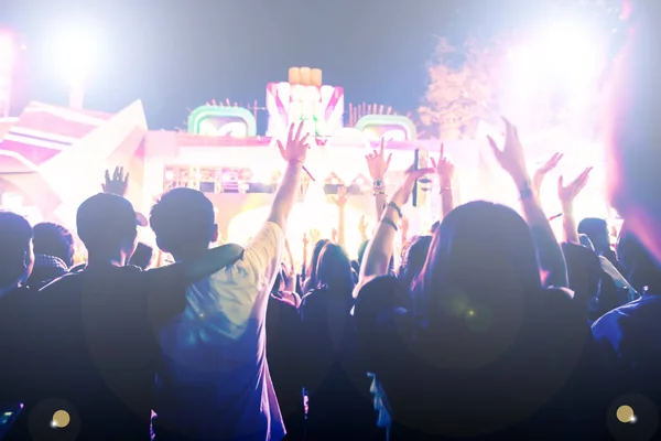 Silhouettes de la foule de concerts à l'arrière vue de la foule du festival rais — Photo