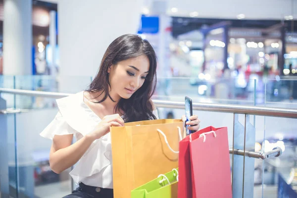 Asian women and Beautiful girl is holding shopping bags and usin — Stock Photo, Image