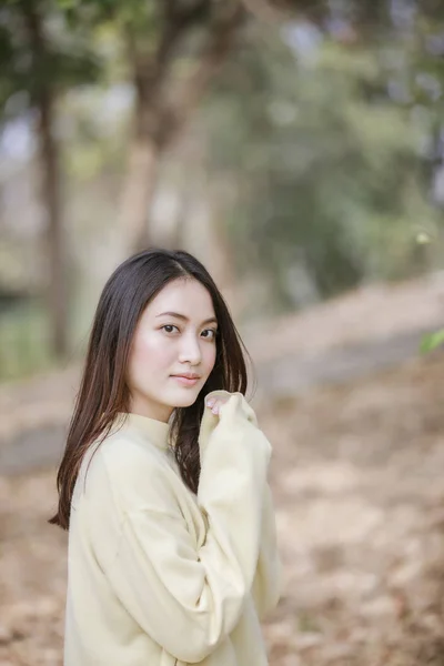 Hermosa Mujer Asiática Sonriente Chica Feliz Con Ropa Abrigo Retrato —  Fotos de Stock