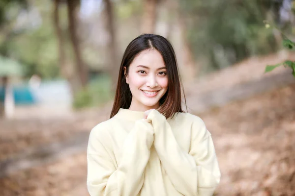 Hermosa Mujer Asiática Sonriente Chica Feliz Con Ropa Abrigo Retrato —  Fotos de Stock