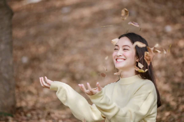 Hermosa Mujer Asiática Sonriente Chica Feliz Con Ropa Abrigo Retrato —  Fotos de Stock