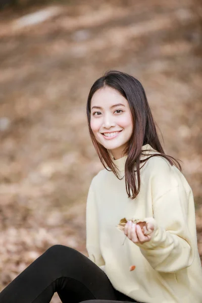 Hermosa Mujer Asiática Sonriente Chica Feliz Con Ropa Abrigo Retrato —  Fotos de Stock