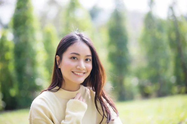 Hermosa Mujer Asiática Sonriente Chica Feliz Con Ropa Abrigo Retrato —  Fotos de Stock