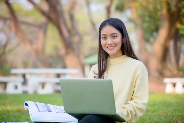 Mulheres asiáticas Universitárias Estudantes sorrindo e sentadas no gree — Fotografia de Stock