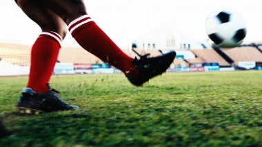 Futbol ya da futbol oyuncu sahada top ile Ki için ayakta