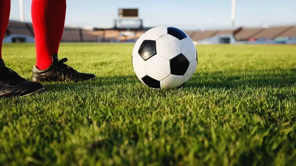 Soccer or football player standing with ball on the field for Ki — Stock Photo, Image