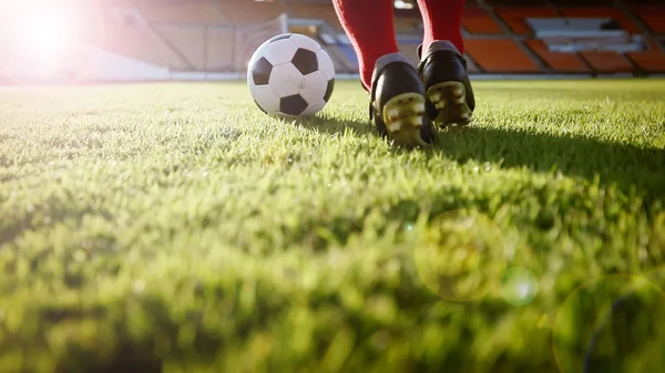 Fotbal nebo fotbal hráč s míčem na hřišti pro Ki — Stock fotografie