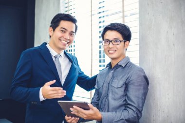 Asyalı işadamları ve iş ortakları için dizüstü kullanarak grubu