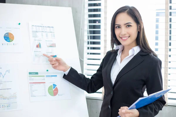 Asiatische Geschäftsfrauen und Gruppe mit Notizbuch für business partne — Stockfoto