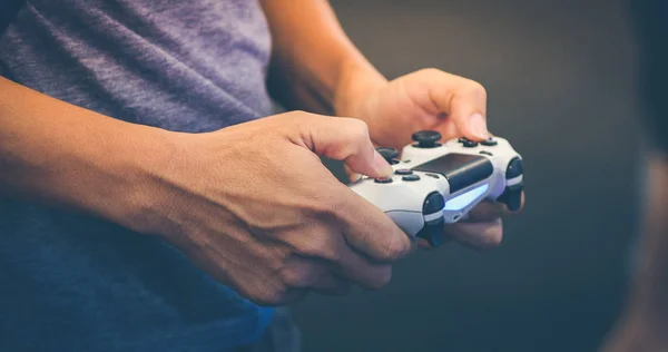 Asiatische Männer wettbewerbsfähige Freunde spielen Videospiele und aufgeregt ha — Stockfoto