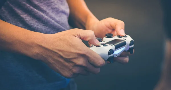 Aziatische mannen concurrerende vrienden spelen van videospellen en opgewonden ha — Stockfoto