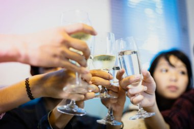 Asya grup parti Alkollü bira içecekler arkadaşıyla bir