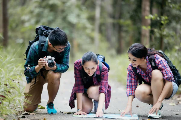 Grupo Asiático de jovens Caminhadas com amigos mochilas walkin — Fotografia de Stock