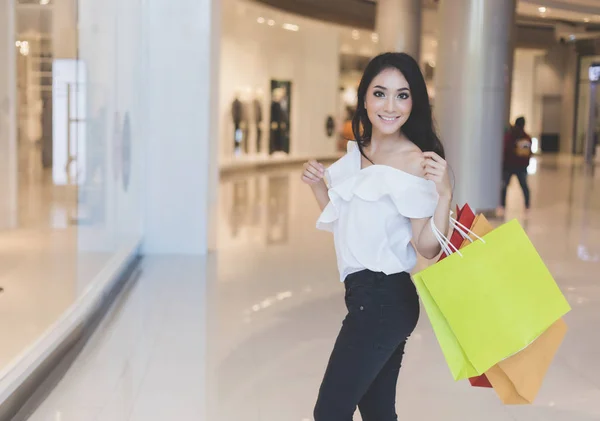 Las mujeres asiáticas y Hermosa chica está sosteniendo bolsas de compras sonriendo — Foto de Stock