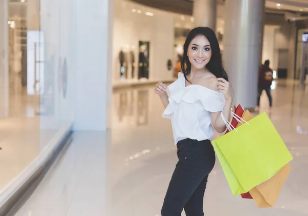 Asiatische Frauen und schöne Mädchen hält Einkaufstüten lächelnd — Stockfoto