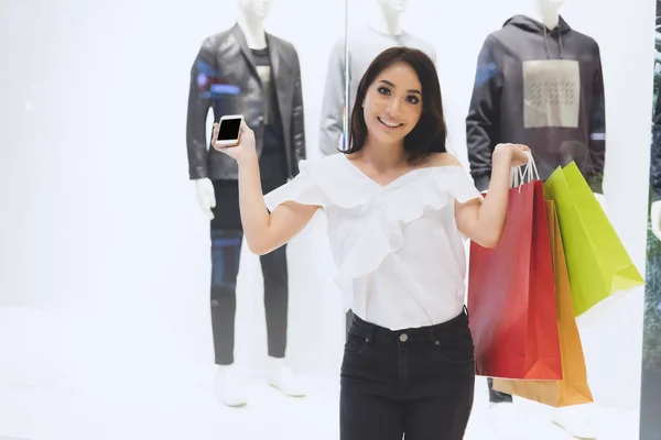 Las mujeres asiáticas y Hermosa chica está sosteniendo bolsas de compras sonriendo —  Fotos de Stock
