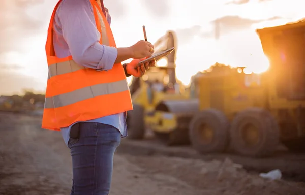 Aziatische ingenieur met veiligheidshelm met behulp van tablet pc computer inspecteren — Stockfoto