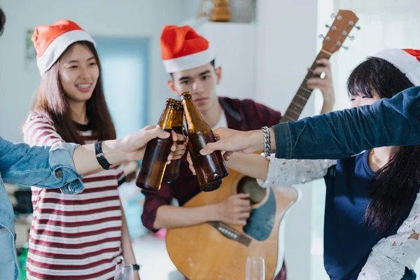 Asiático grupo de amigos teniendo fiesta con alcohólico cerveza bebidas a — Foto de Stock