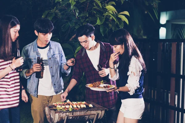 Asiático grupo de amigos teniendo al aire libre jardín barbacoa riendo w — Foto de Stock