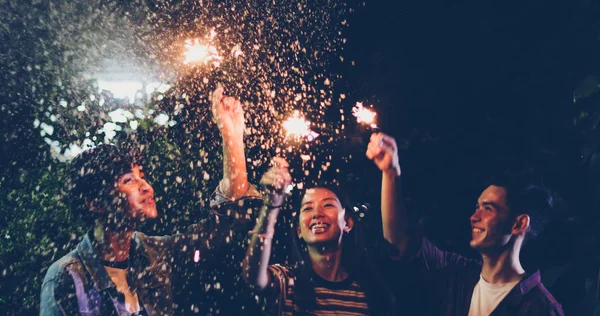 Asiático grupo de amigos teniendo al aire libre jardín barbacoa riendo w — Foto de Stock