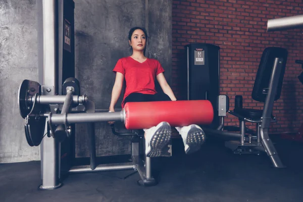 Mooie gespierde fit vrouw uitoefening gebouw spieren en pasvorm — Stockfoto