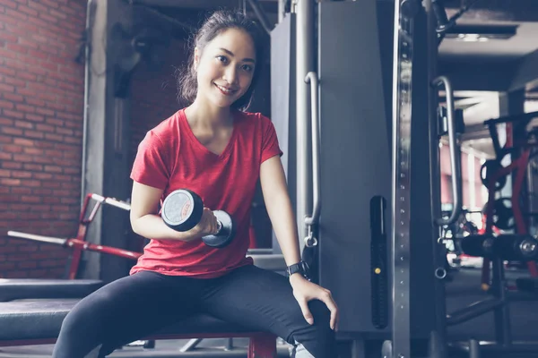 Mooie gespierde fit vrouw uitoefening gebouw spieren en pasvorm — Stockfoto