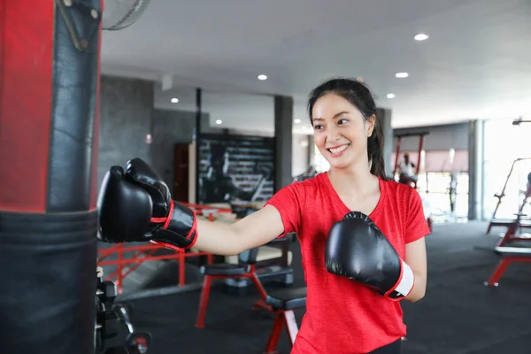 Güzel kadınların Asya boksör mutlu ve eğlenceli fitness boks ve cinas — Stok fotoğraf