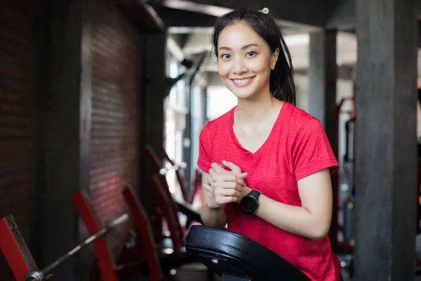 Hermosa mujer musculosa en forma ejercitando los músculos de construcción y ajuste — Foto de Stock