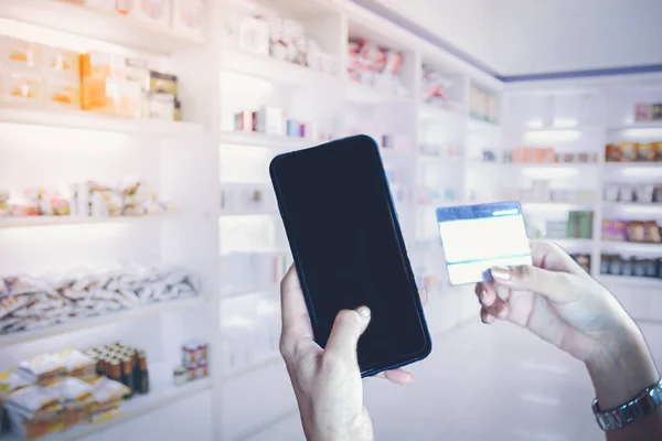 Woman asian using smart phone and credit card shopping online — Stock Photo, Image