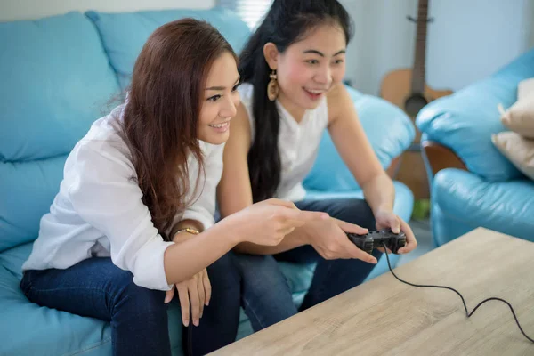 Twee vrouwen concurrerende vrienden spelen van videospellen en opgewonden ha — Stockfoto