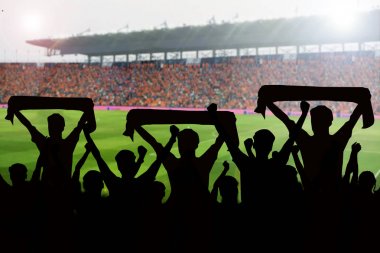 Futbolda bir maç ve seyirci futbol taraftar siluetleri