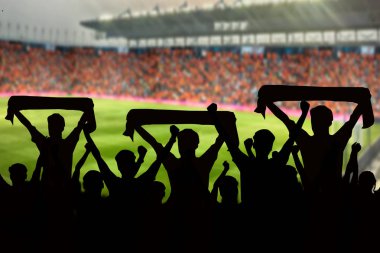 Futbolda bir maç ve seyirci futbol taraftar siluetleri