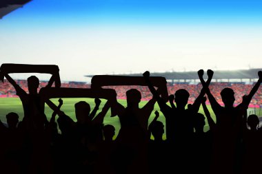Futbolda bir maç ve seyirci futbol taraftar siluetleri