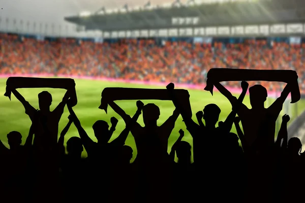 Siluety fotbalových fanoušků v zápase a diváků na fotbal — Stock fotografie