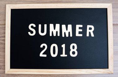 Yaz word ahşap metin ve yazı tahtası üzerinde 2018 mutlu yeni yıl ve