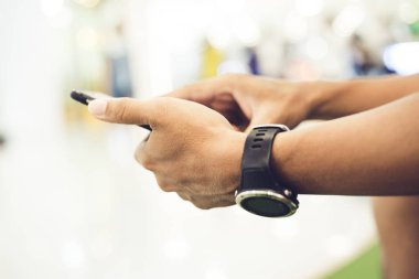 adam Asya kullanarak telefonu Ankastre ve manifatura telefon onun fon üzerinde