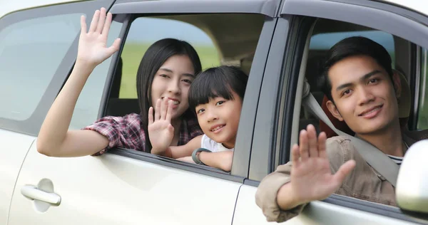 Feliz niña con asiático familia sentado en el coche para enjo —  Fotos de Stock