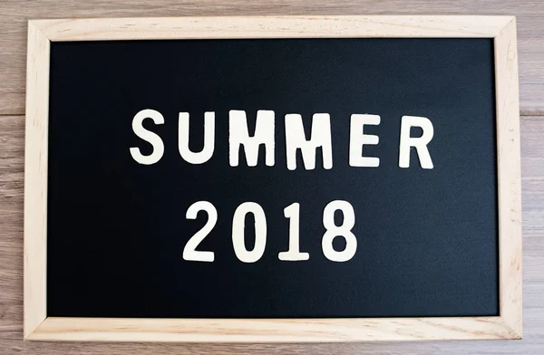 Texto de madeira palavra de verão e 2018 feliz ano novo no quadro negro e — Fotografia de Stock