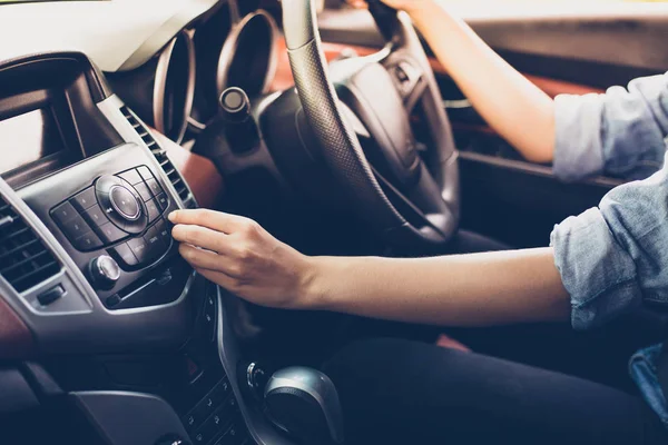 Mujeres asiáticas presionan botón en la radio del coche para escuchar música . — Foto de Stock