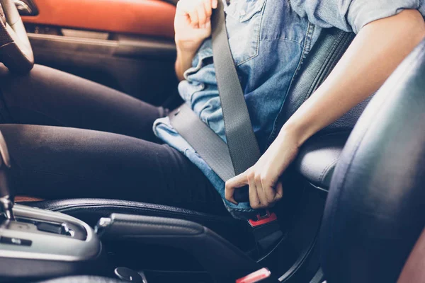 Asiática mujer abrocharse el cinturón de seguridad en el coche, concepto de seguridad — Foto de Stock