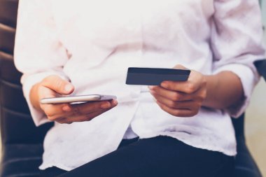 Kadın telefonu ve kredi kartı alışveriş kullanma online, Asya seçin